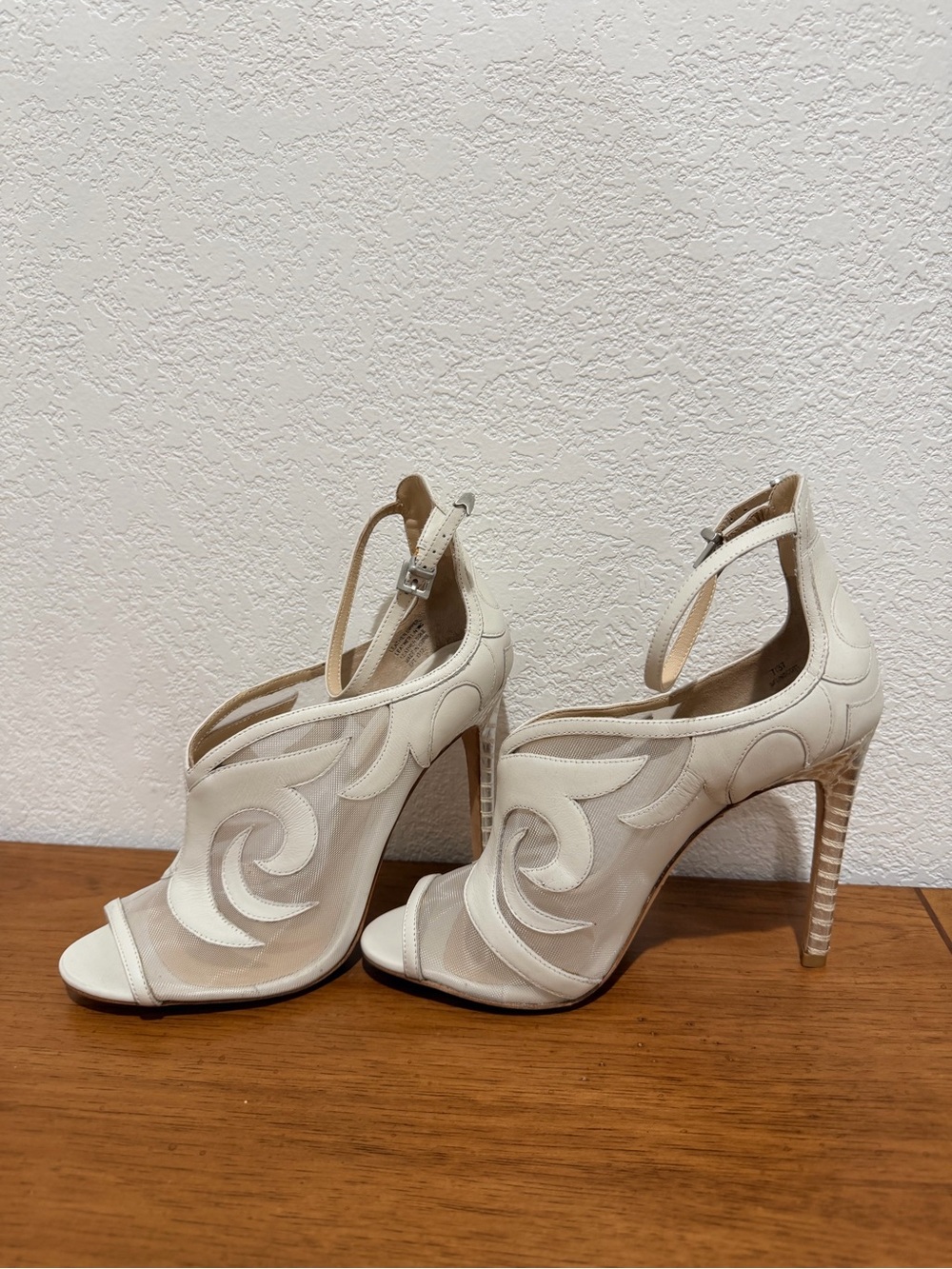 Vintage Brian Atwood Linscott Ivory Sculpted Peep-Toe Mesh Stiletto Size 7